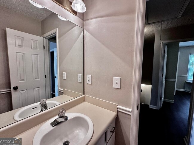 Building Photo - 1060 Falling Water Dr