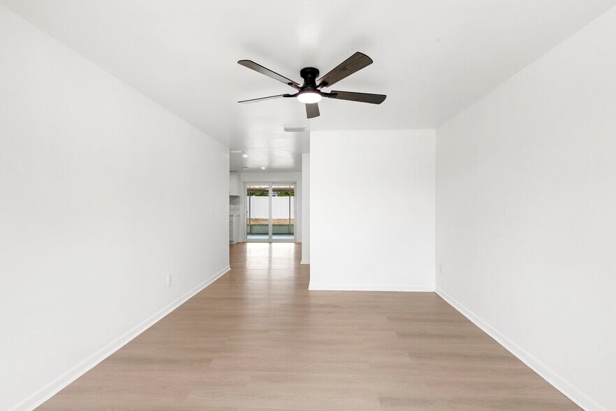 Building Photo - 516 Avocado Cir