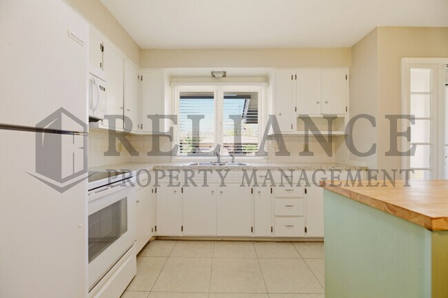 Building Photo - 9711 W Birch Ln