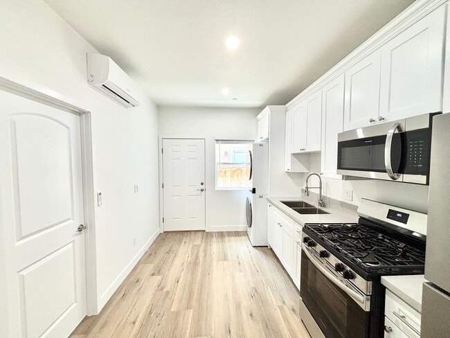 Building Photo - 351H2 - Oxnard | 2 Bed 1 Bath | Newly Reno...