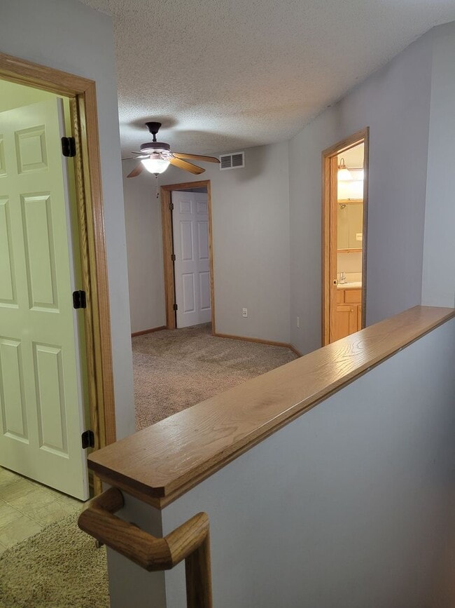 Building Photo - Middle Unit Townhouse