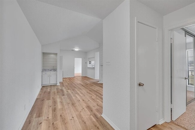 Building Photo - 6044 Stoneybrook Dr