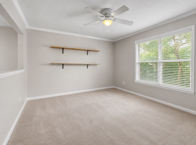Building Photo - 545 Oneida Ct