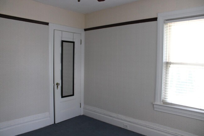 Building Photo - 614 5th Ave