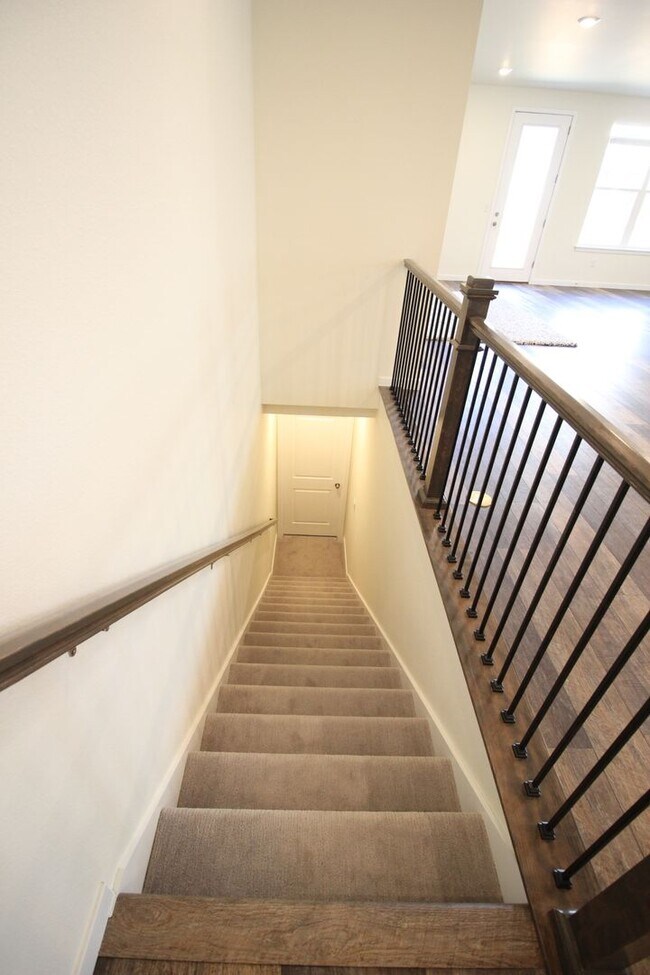 Building Photo - Beautiful Newer Ranch Style Home