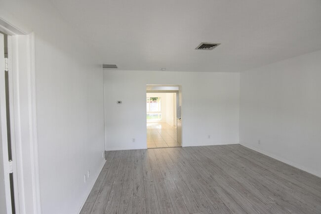 Building Photo - 2260 NE 5th Ave