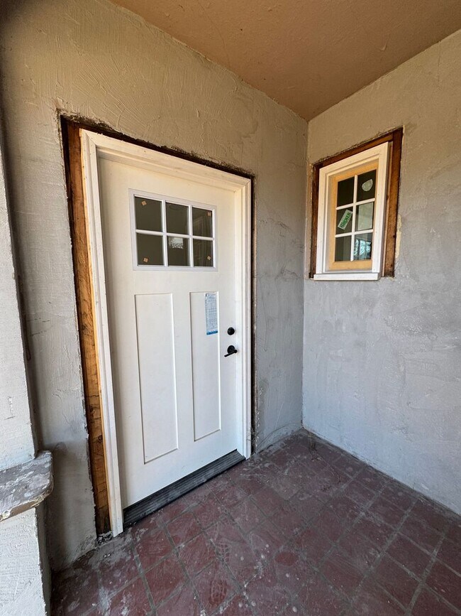Building Photo - 3 Bedroom. Fully remodeled,  Close to I-77...