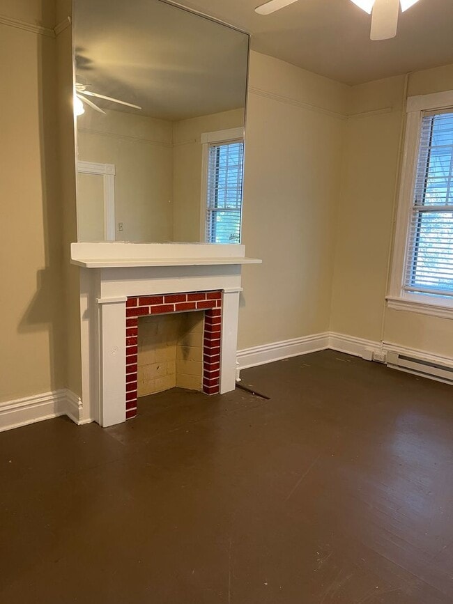 Building Photo - Large 3 bdrm/1 bath Home Within Walking Distance to VCU!