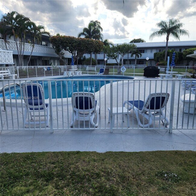 Building Photo - 2170 NE 51st Ct