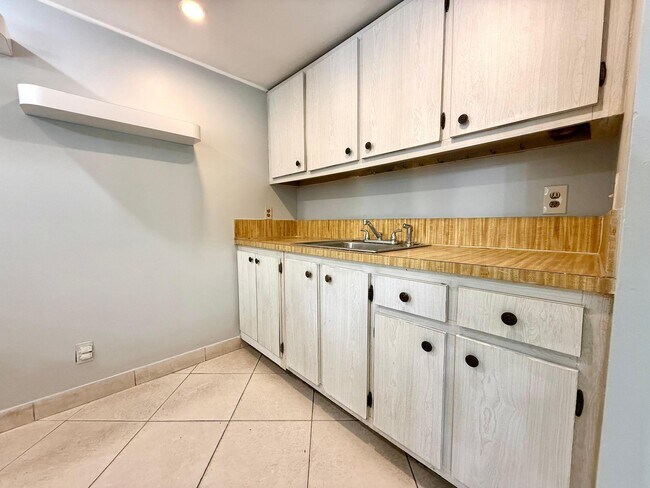Building Photo - 1821 Fairview Villas Dr