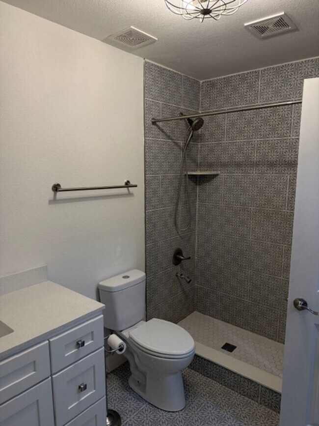 Building Photo - Beautiful single-family home on Ox Bottom available now