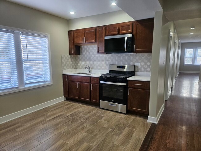 Building Photo - 3040 N Cicero Ave