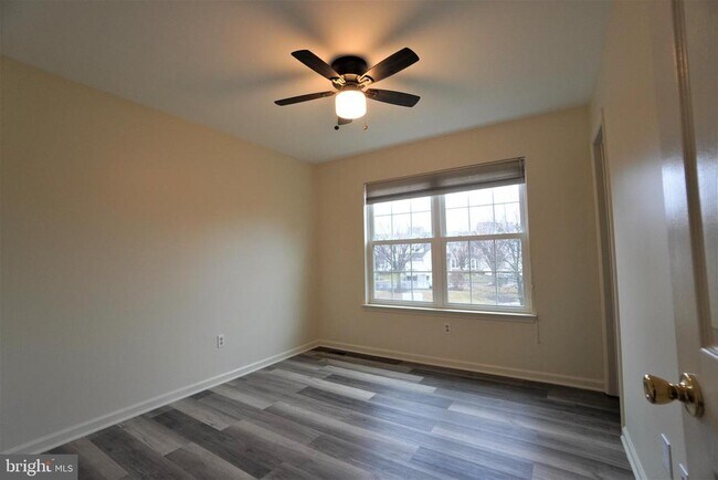Building Photo - 458 Country Club Dr