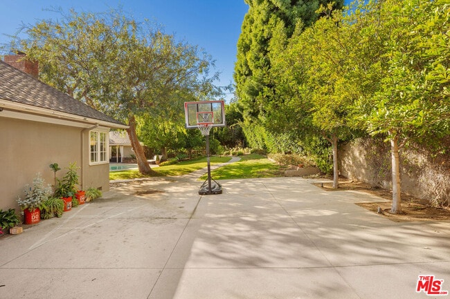 Building Photo - 723 Sierra Dr