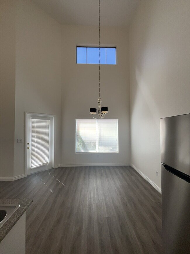 Building Photo - Spacious 3-Bed / 2.5 Bath Oasis: Modern Living in the Heart of Las Vegas!
