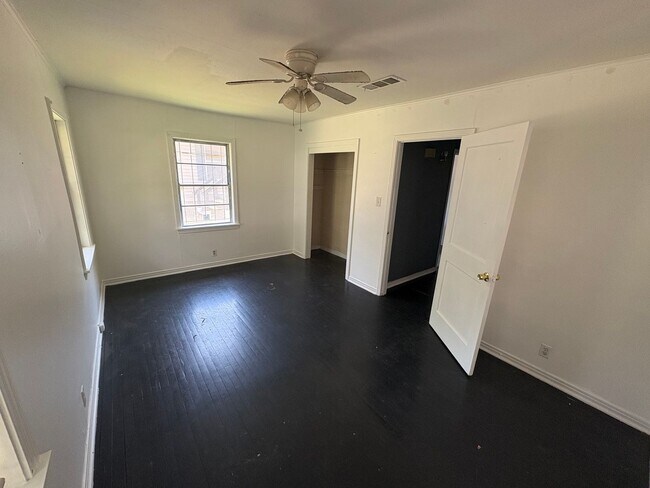 Building Photo - Large 3 bedroom, 2 bath with refrigerator!