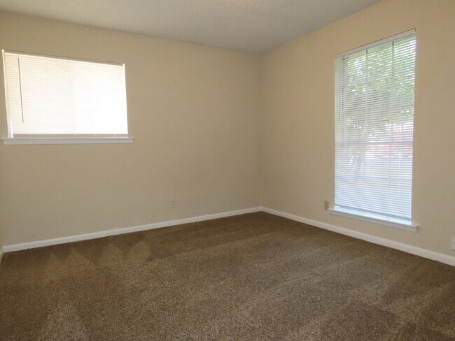 Building Photo - South Tyler! Spacious 3 Bedroom, 2 Bath Du...