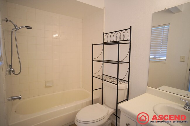 Building Photo - Central Bakersfield Condo!