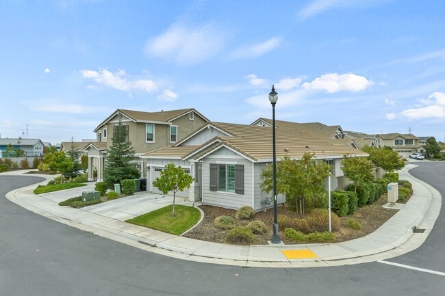 Building Photo - Newer Home on Large Corner Lot with Lots of Natural Light!