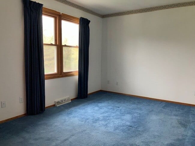 Building Photo - Spacious 4 bedroom, 2.5 Bath Two Story Home