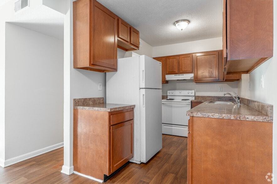 2BR, 1BA - 900SF - Kitchen - Auburndale Apartments