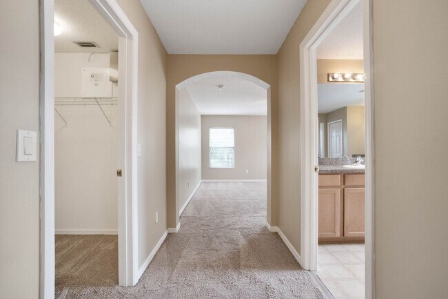 Building Photo - Spacious 4/3 House With 3-Car Garage In Th...