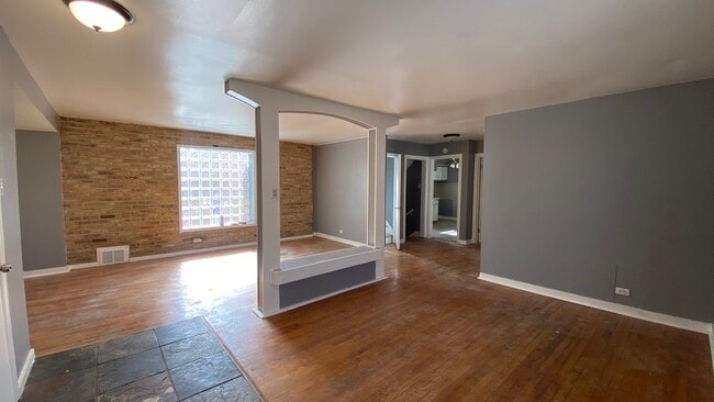 Building Photo - 10628 S Green St