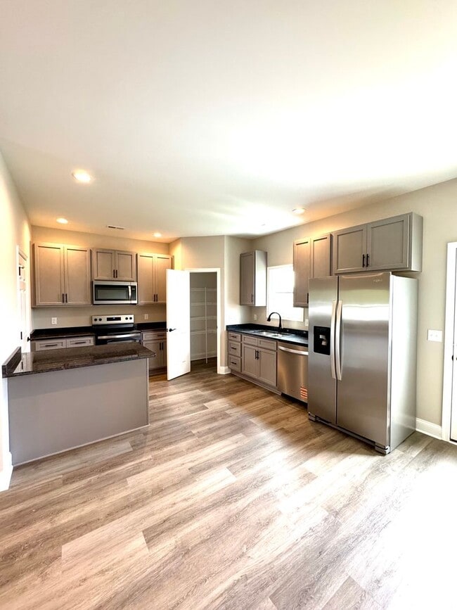 Building Photo - Brand New 3 Bed, 2.5 Bath Townhouse
