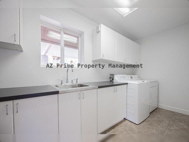 Building Photo - 5301 N 43rd Pl