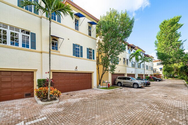 Building Photo - 824 Virginia Gardens Dr