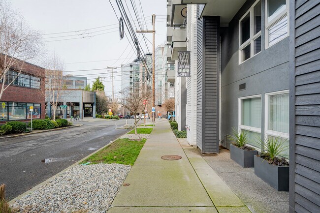 Building Photo - 526 Yale Ave N