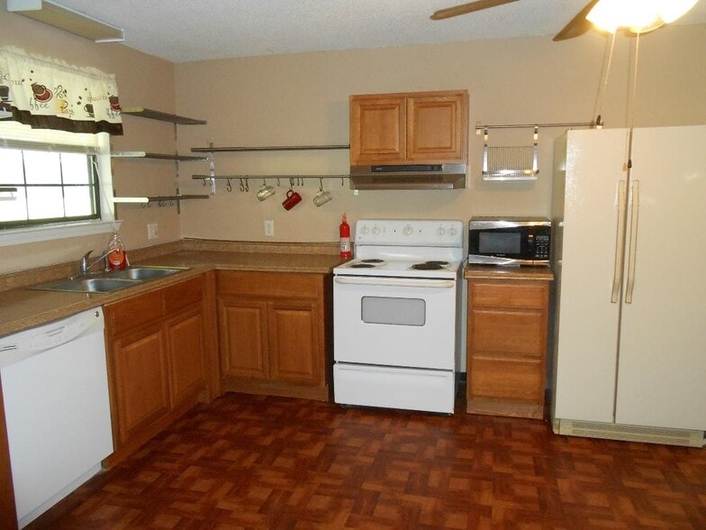 Kitchen with dishwasher eat in - 8663 Highway 83 N