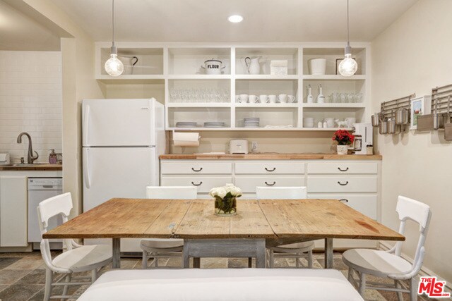 Building Photo - 707 Palisades Beach Rd