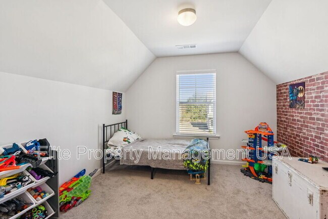 Building Photo - 566 Skye Dr