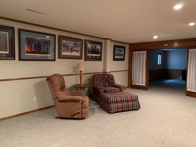 Building Photo - Executive 3 Bedroom Home