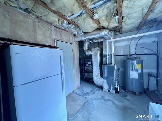 Building Photo - 527 W Thames St