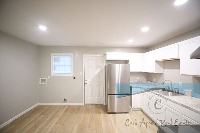 Building Photo - Fully renovated 2 bed 2 bath townhouse