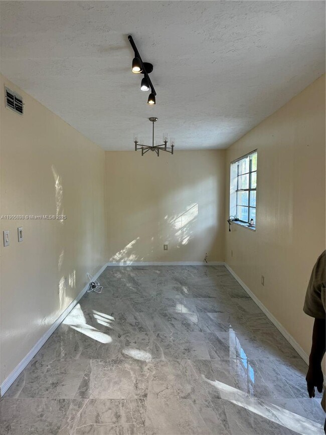 Building Photo - 290 NE 154th St