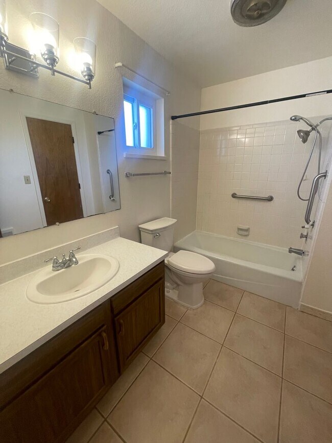 Building Photo - 154 S Los Pinos Dr
