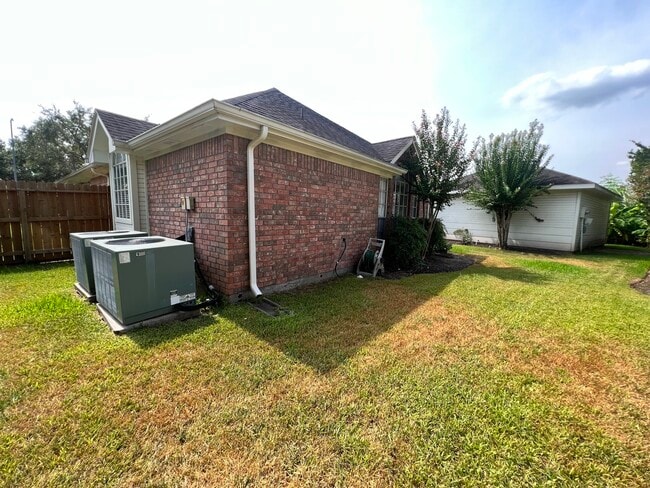 Building Photo - 1718 Berkoff Dr