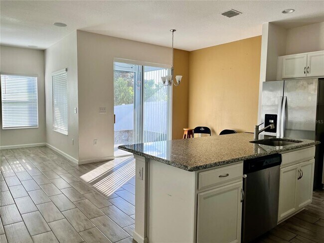 Building Photo - 421 Disa Dr