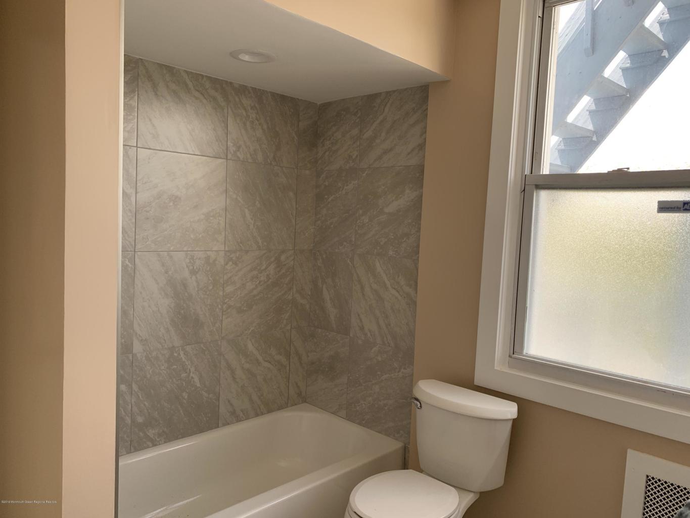 Main Bathroom Shower - 415 Sunset Ave