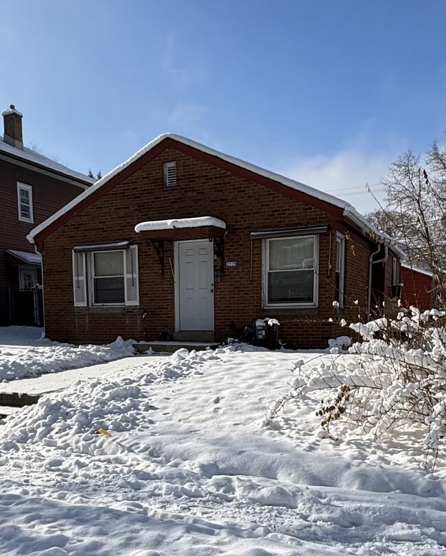 Building Photo - 2BR SINGLE FAMILY, REDONE, YARD, PARKING