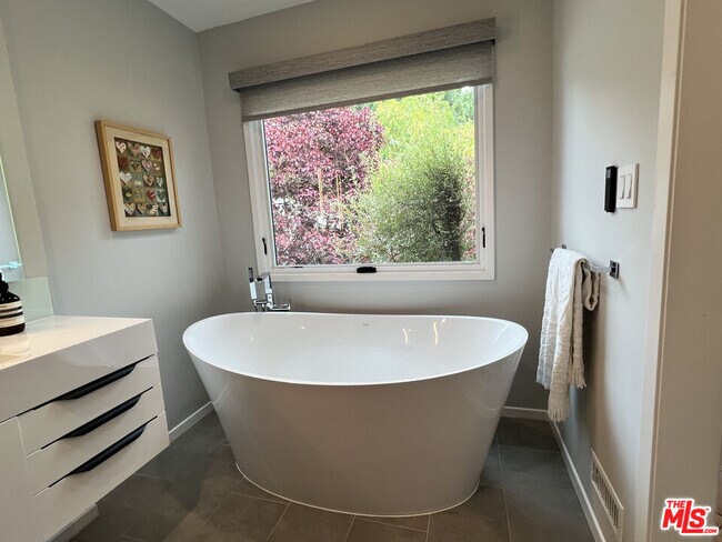 Building Photo - 390 N Baldwin Ave