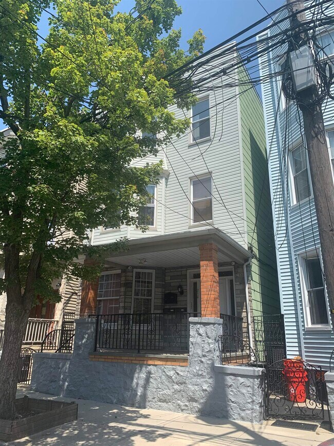 Primary Photo - 210 Maple St