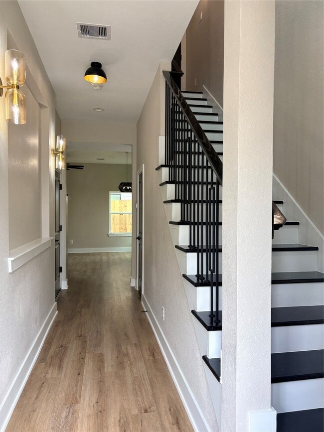 Building Photo - 2105 Esther Dr