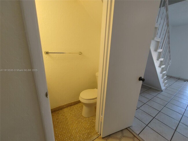 Building Photo - 1305 W 53rd St