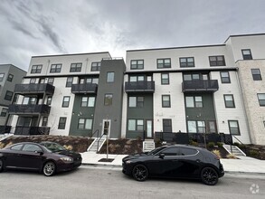 Building Photo - Modern 3-Bedroom Condo in Adventurous Dayb...