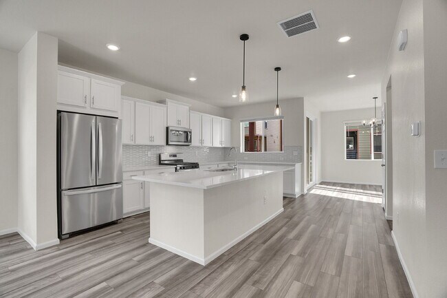 Building Photo - $3,330.95 with $300 off the first month's Rent - 4 Bedrooms, 3.5 Bathrooms, Townhouse in Broomfie...