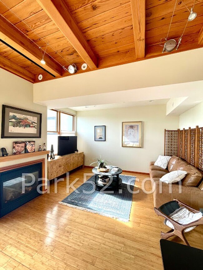 Building Photo - Downtown Tacoma Townhome!